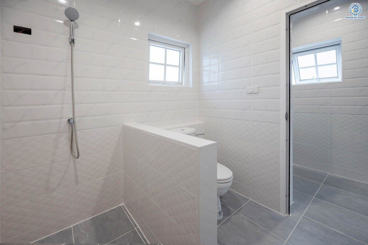 บ้านมือสองตกแต่งใหม่ โครงการ นราวดี  วงแหวน-พระราม5 เนื้อที่กว้าง 58.5 ตร.ว. พื้นที่ใช้สอย 157.3 ตร.ม. ฟังก์ชัน 4  ห้องนอน (ห้องนอนชั้นล่าง 1 ห้อง) 4 ห้องน้ำ 2 ที่จอดรถ บนทำเลติดถนนนครอินทร์ เดินทางง่าย เชื่อมต่อถนนกาญจนาภิเษก, ถนนนครอินทร์, ถนนราชพฤกษ์, ถนนพระราม5 ใกล้จุดขึ้นทางด่วน "ศรีรัช"